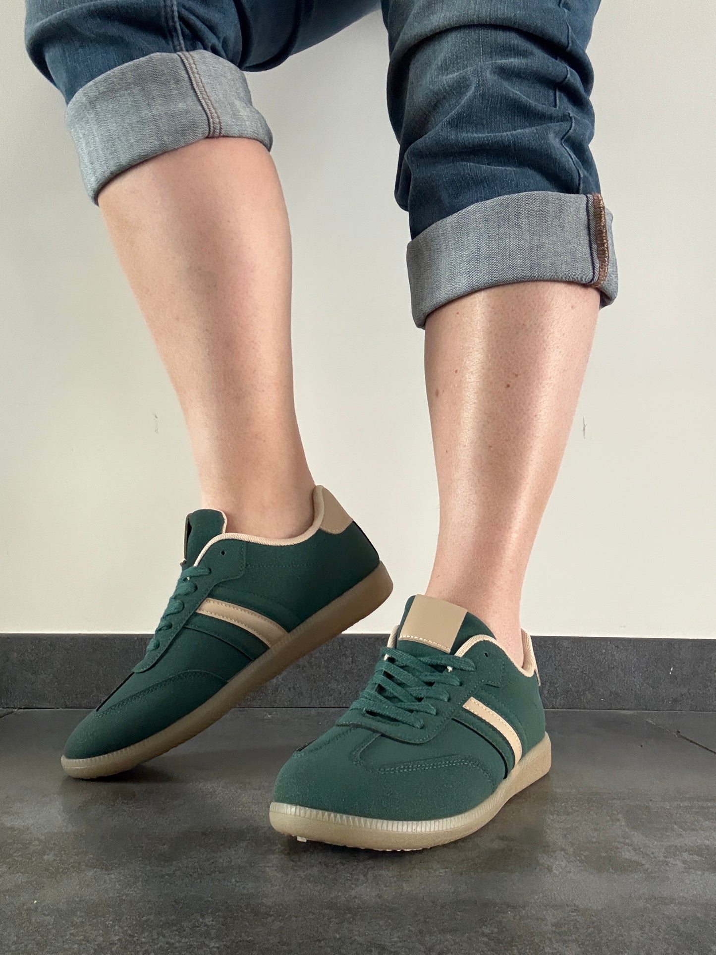 Chaussures baskets basses vert foncé avec bande beige type sneakers campus