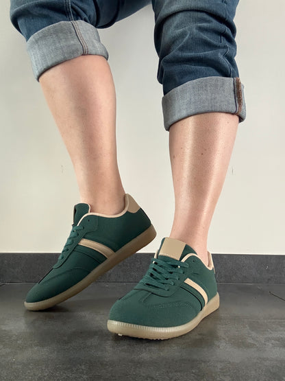 Chaussures baskets basses vert foncé avec bande beige type sneakers campus