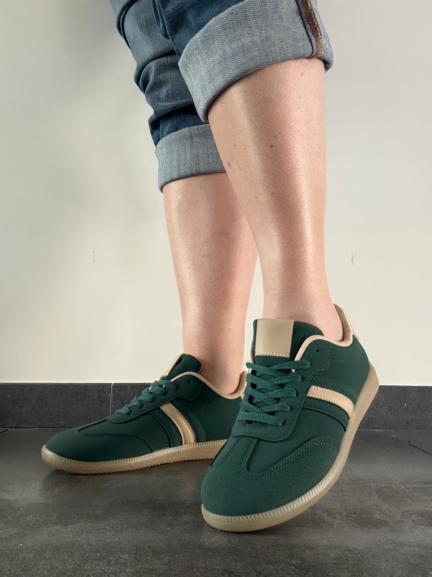 Chaussures baskets basses vert foncé avec bande beige type sneakers campus