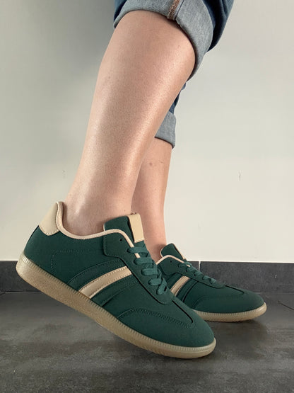 Chaussures baskets basses vert foncé avec bande beige type sneakers campus
