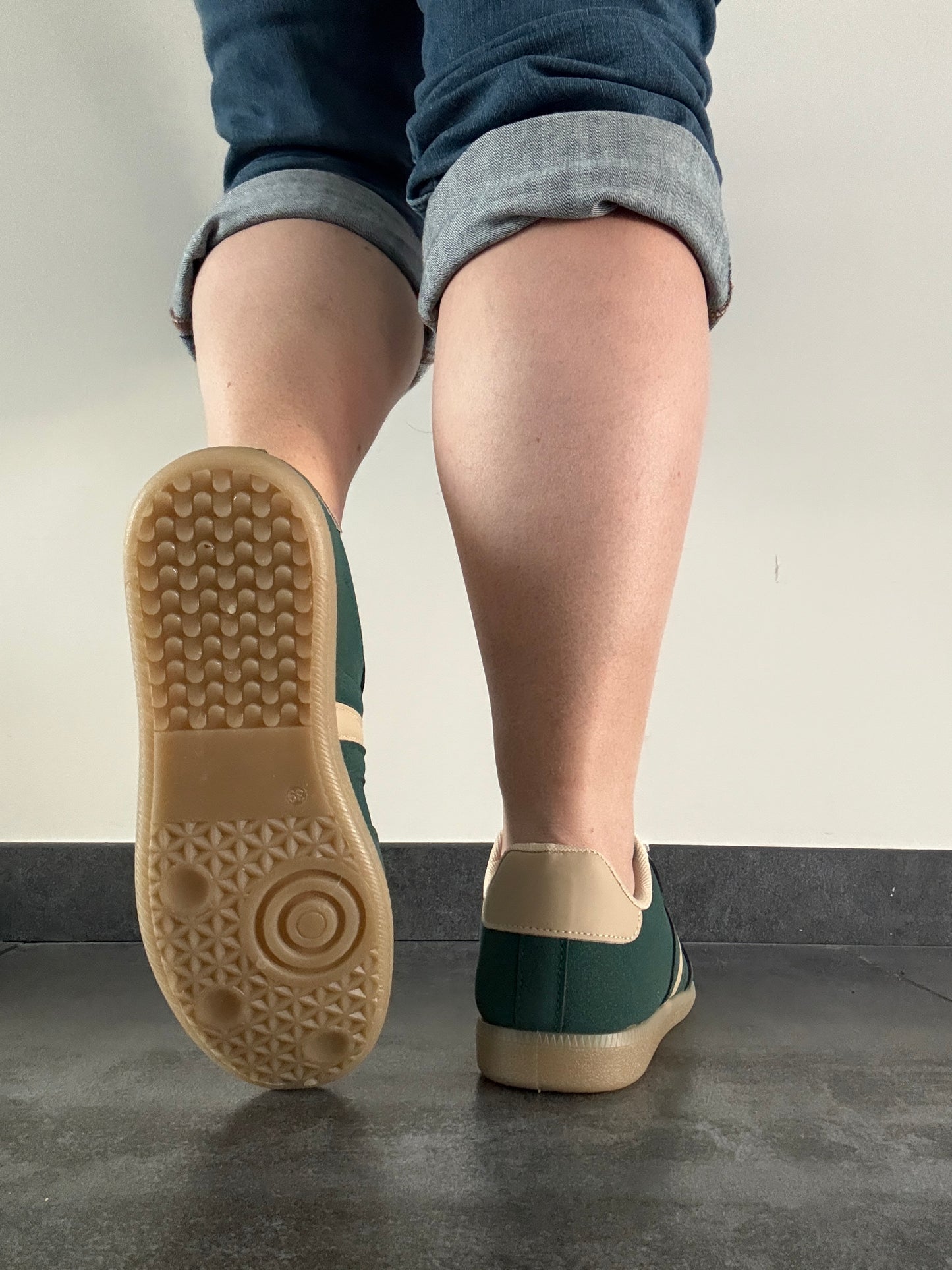 Chaussures baskets basses vert foncé avec bande beige type sneakers campus