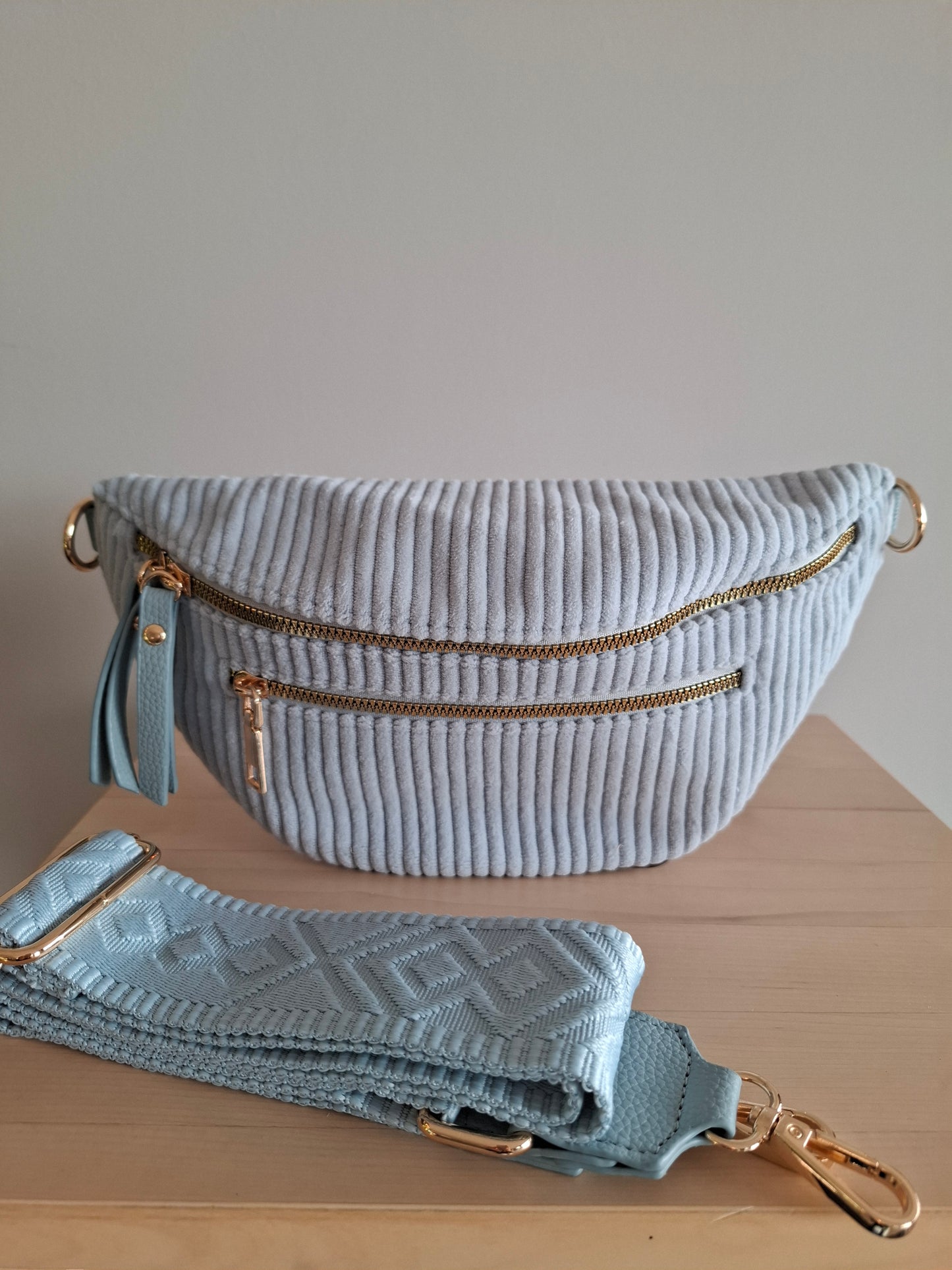 Sac banane velours côtelé 2 poches bleu clair sangle fantaisie