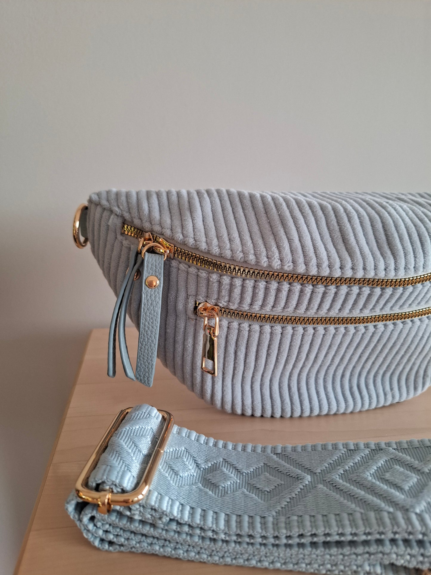 Sac banane velours côtelé 2 poches bleu clair sangle fantaisie