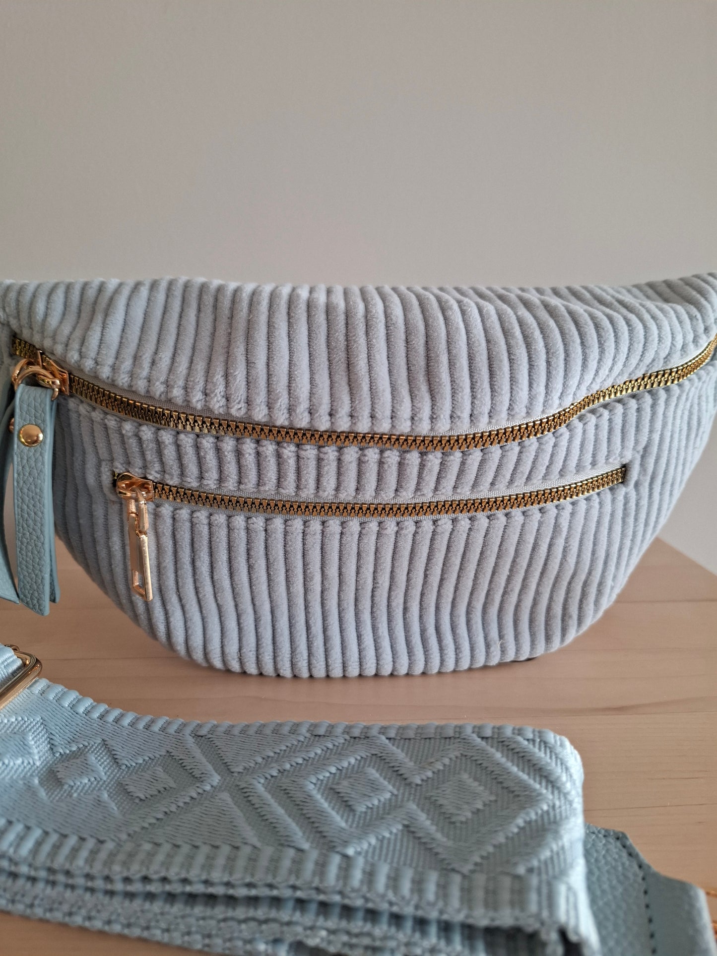 Sac banane velours côtelé 2 poches bleu clair sangle fantaisie