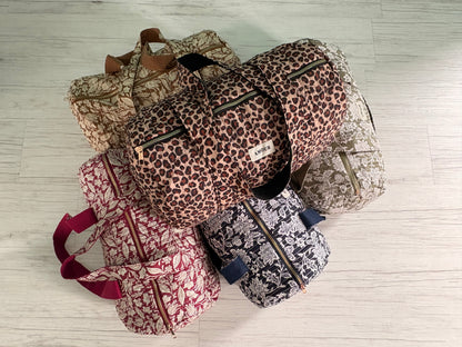 Sac polochon en coton matelassé beige taupe motifs léopard noir et marron