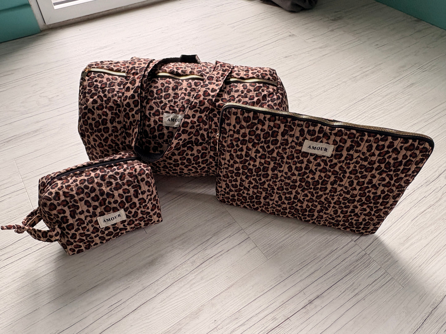 Sac polochon en coton matelassé beige taupe motifs léopard noir et marron