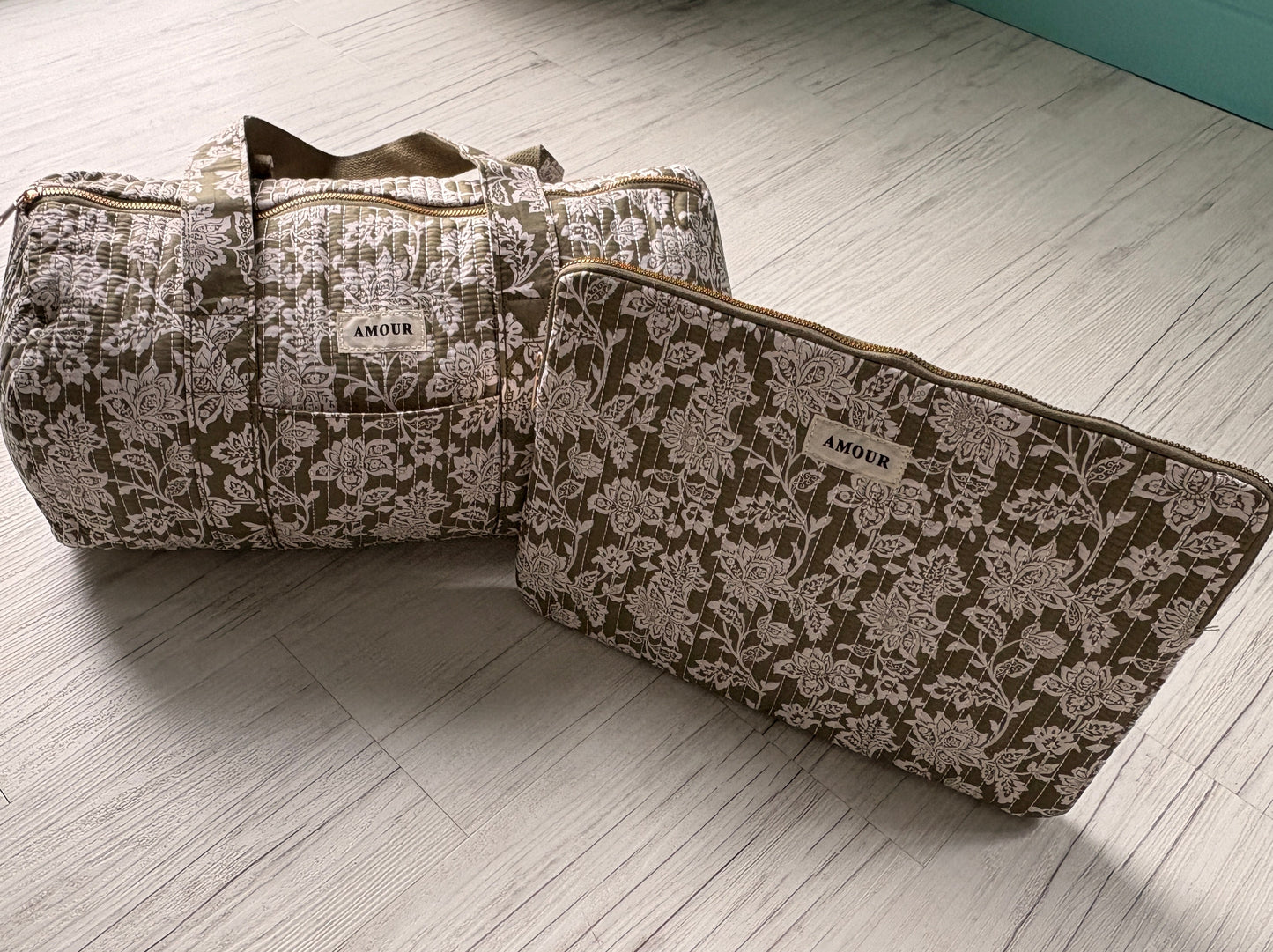 Sac polochon en coton matelassé liberty floral toile de jouy kaki et blanc