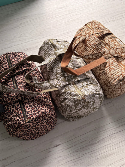 Sac polochon en coton matelassé liberty floral toile de jouy kaki et blanc