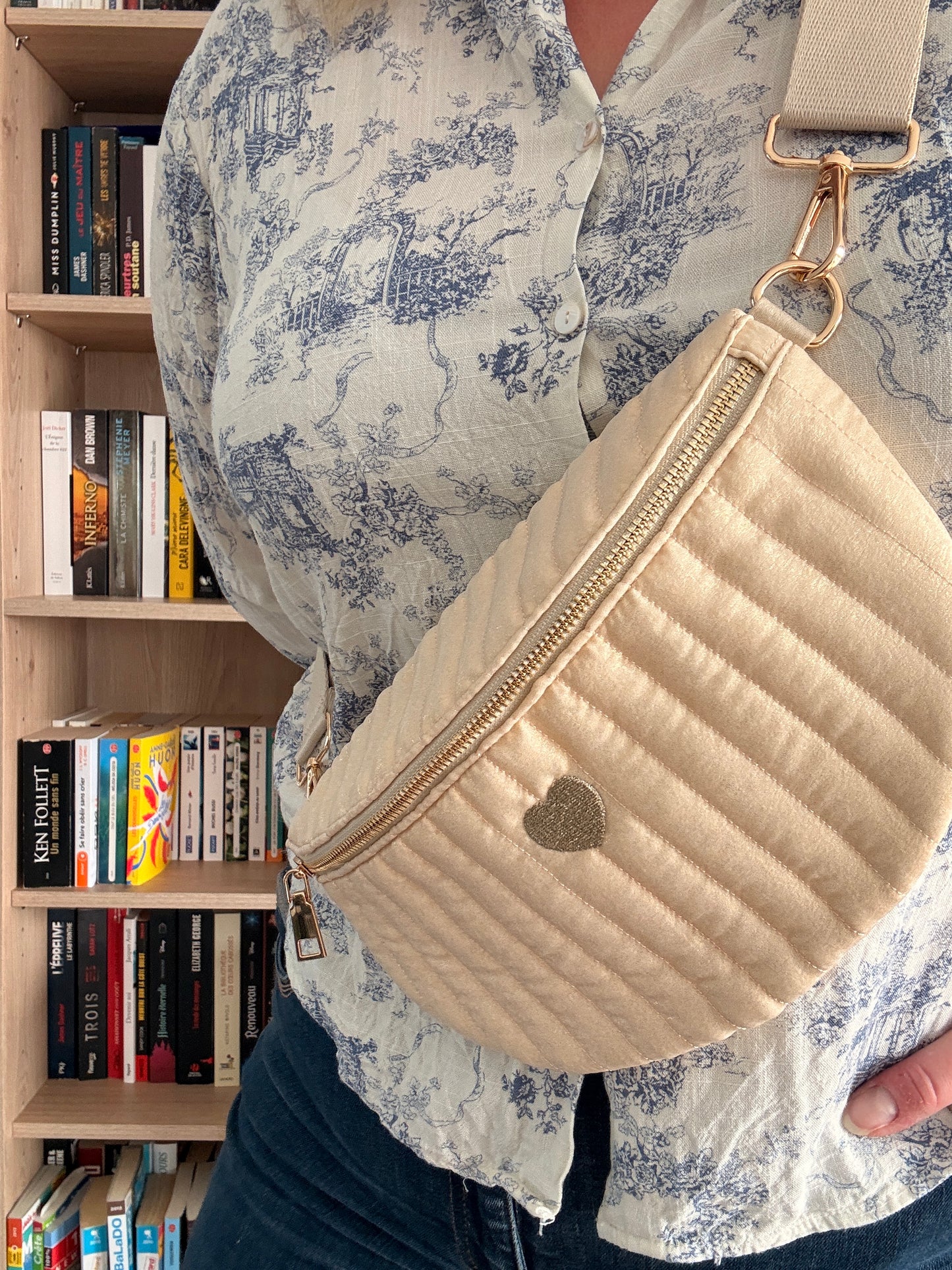 Sac banane en tissu irisé texturé relief élégant couleur Écru