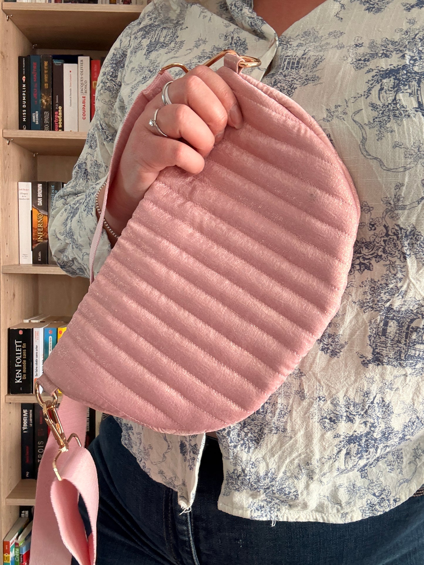 Sac banane en tissu irisé texturé relief élégant couleur Rose