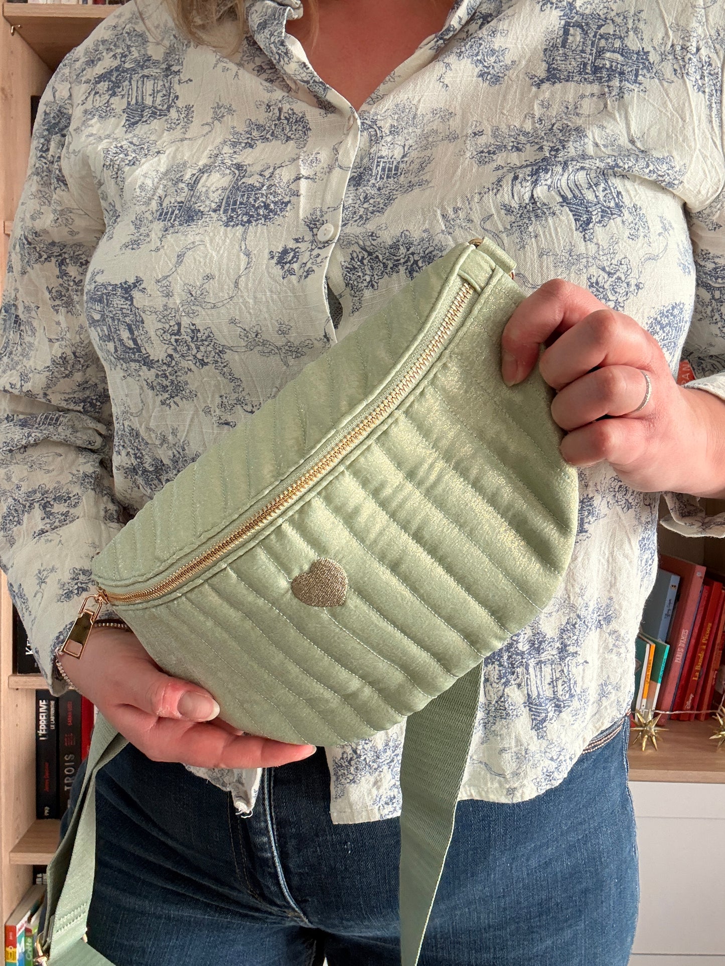 Sac banane en tissu irisé texturé relief élégant couleur Vert d’eau