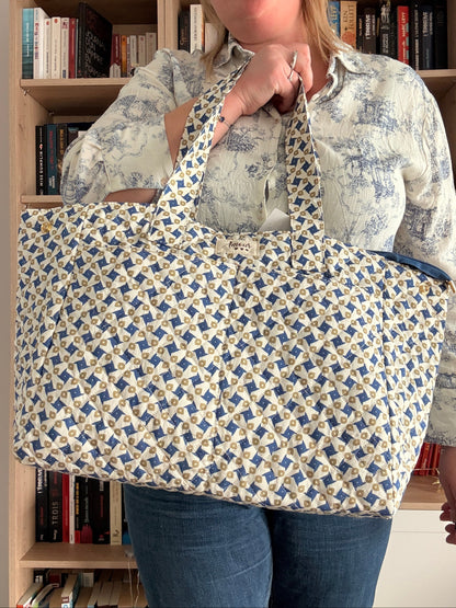 Sac week-end de voyage polochon coton design imprimé avec un motif géométrique bleu et beige