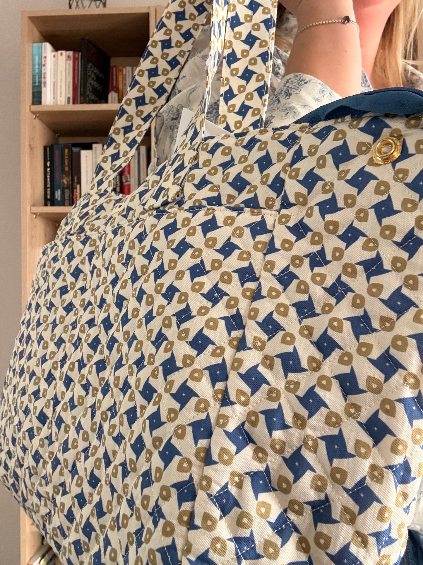 Sac week-end de voyage polochon coton design imprimé avec un motif géométrique bleu et beige