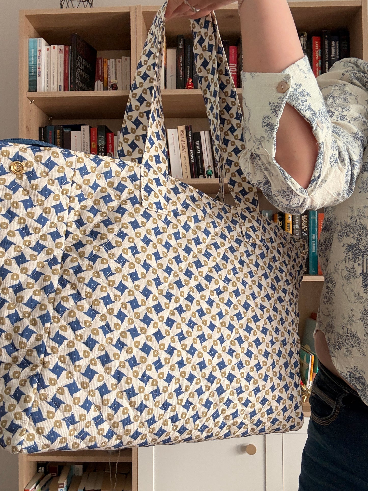 Sac week-end de voyage polochon coton design imprimé avec un motif géométrique bleu et beige