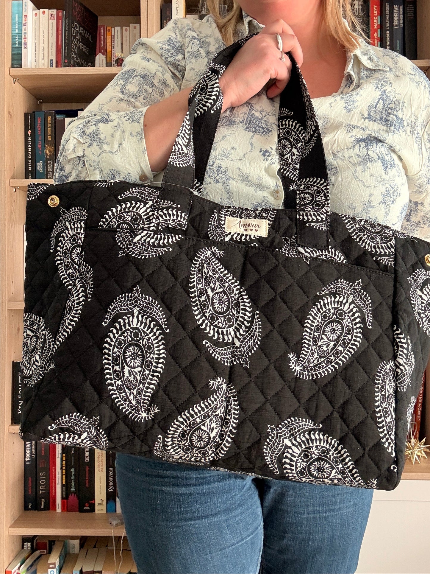 Sac week-end de voyage polochon noir coton design imprimé avec un motif paisley blanc