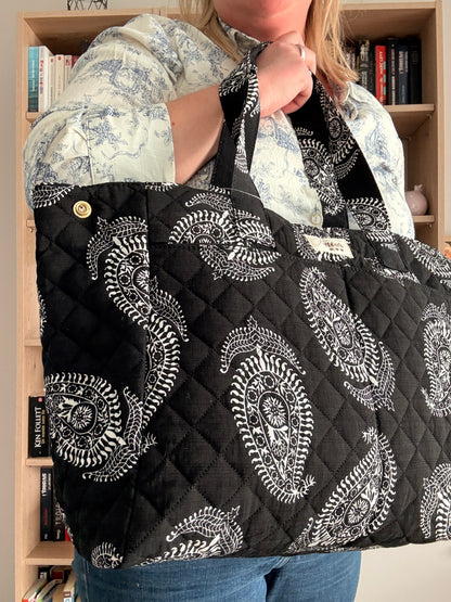 Sac week-end de voyage polochon noir coton design imprimé avec un motif paisley blanc