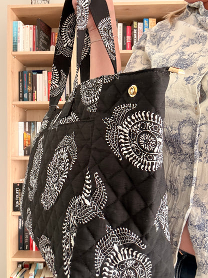 Sac week-end de voyage polochon noir coton design imprimé avec un motif paisley blanc