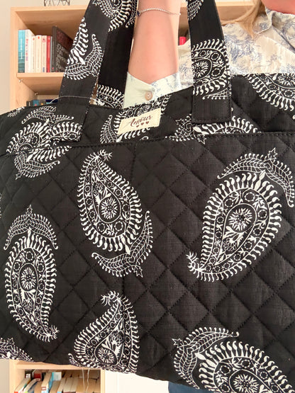 Sac week-end de voyage polochon noir coton design imprimé avec un motif paisley blanc