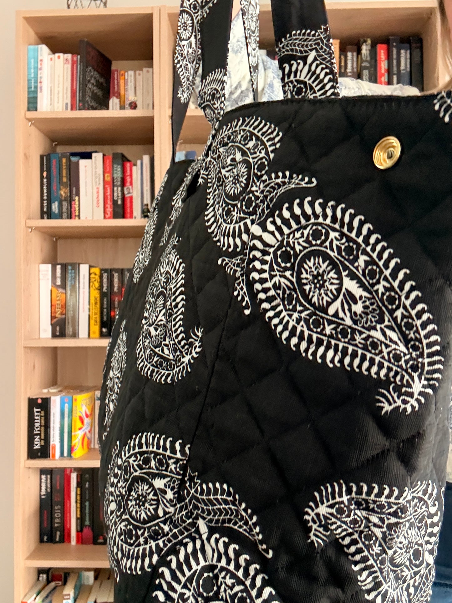 Sac week-end de voyage polochon noir coton design imprimé avec un motif paisley blanc