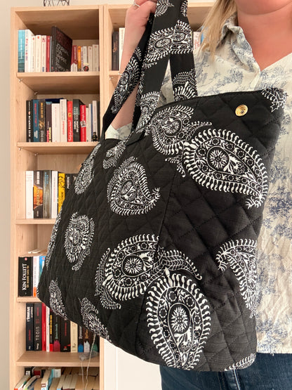 Sac week-end de voyage polochon noir coton design imprimé avec un motif paisley blanc