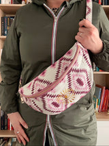 Sac banane XL en tissu blanc à motifs bohèmes couleur Roses clair et violet