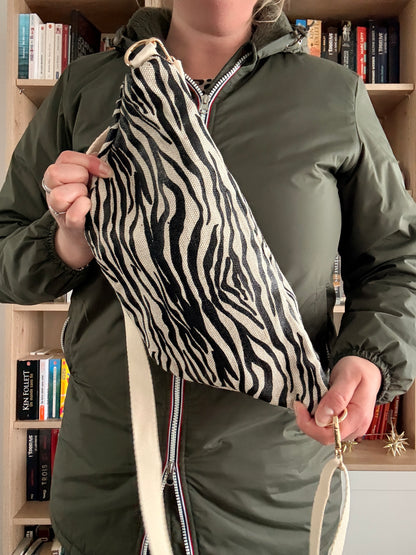 Sac banane XL en tissu imprimé zèbre couleur Noir et blanc