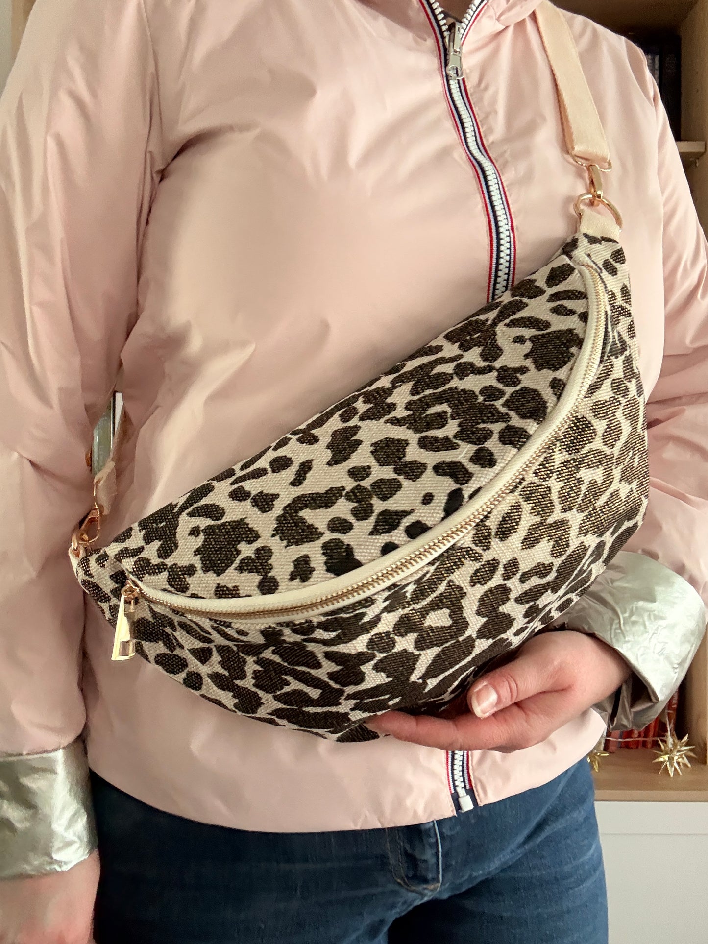 Sac banane XL en tissu imprimé léopard brillant couleur Noir et blanc