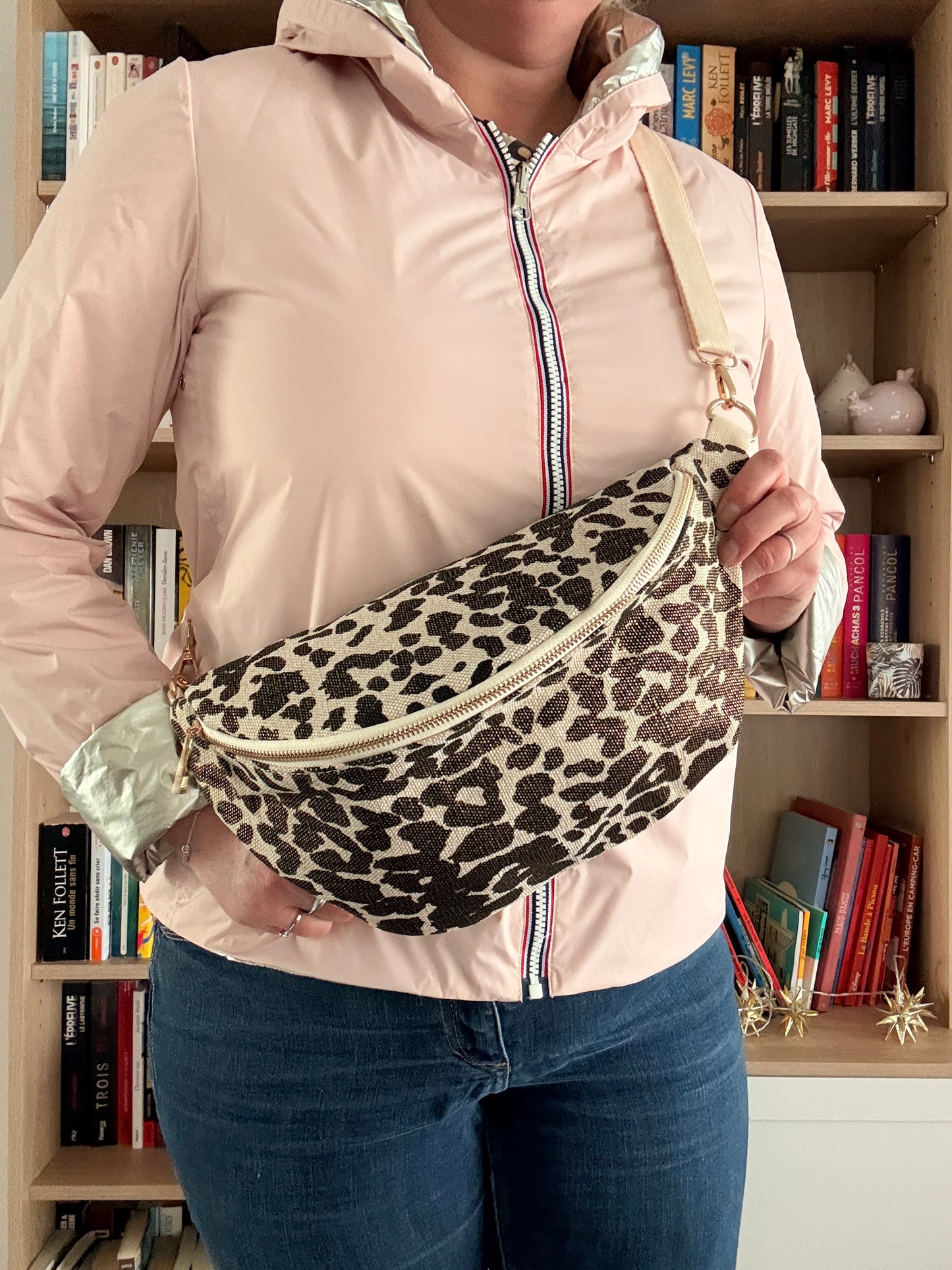 Sac banane XL en tissu imprimé léopard brillant couleur Noir et blanc