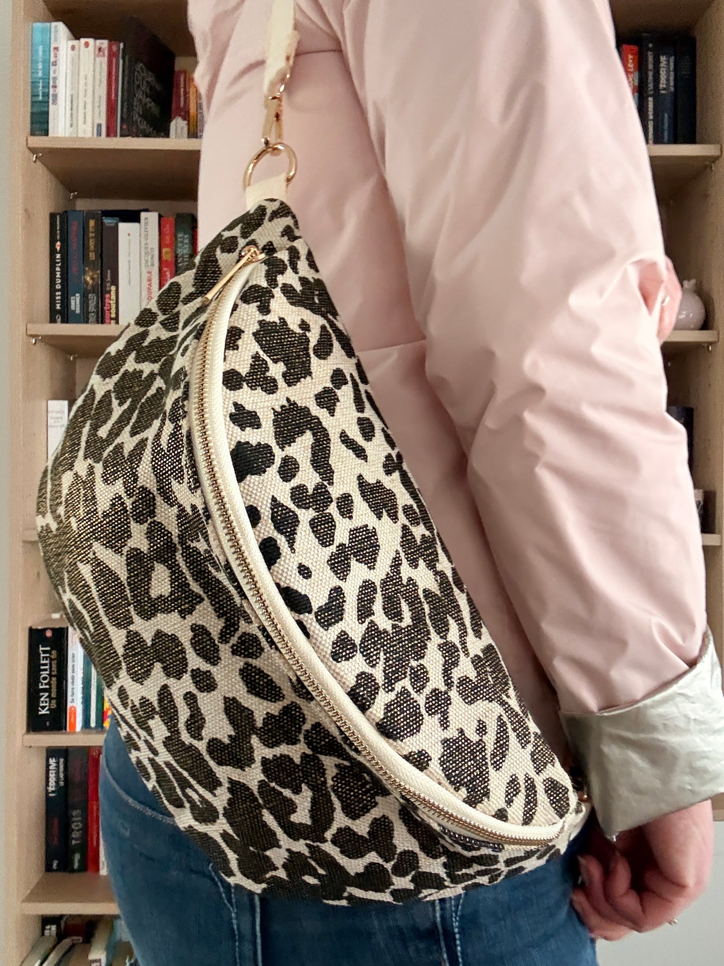 Sac banane XL en tissu imprimé léopard brillant couleur Noir et blanc