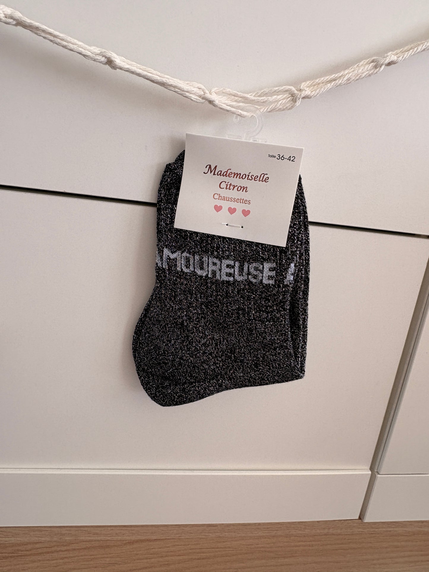 Chaussettes hautes pailletées Amoureuse noir avec cœurs