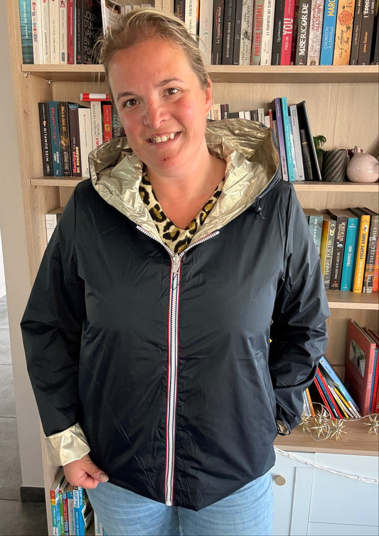 Imperméable réversible court Laura Jo côté bleu marine avec capuche dorée – grande taille femme