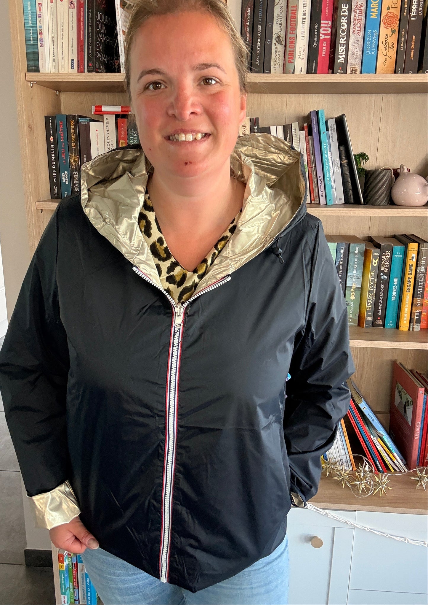 Veste imperméable réversible Laura Jo ouverte côté doré – grande taille curvy