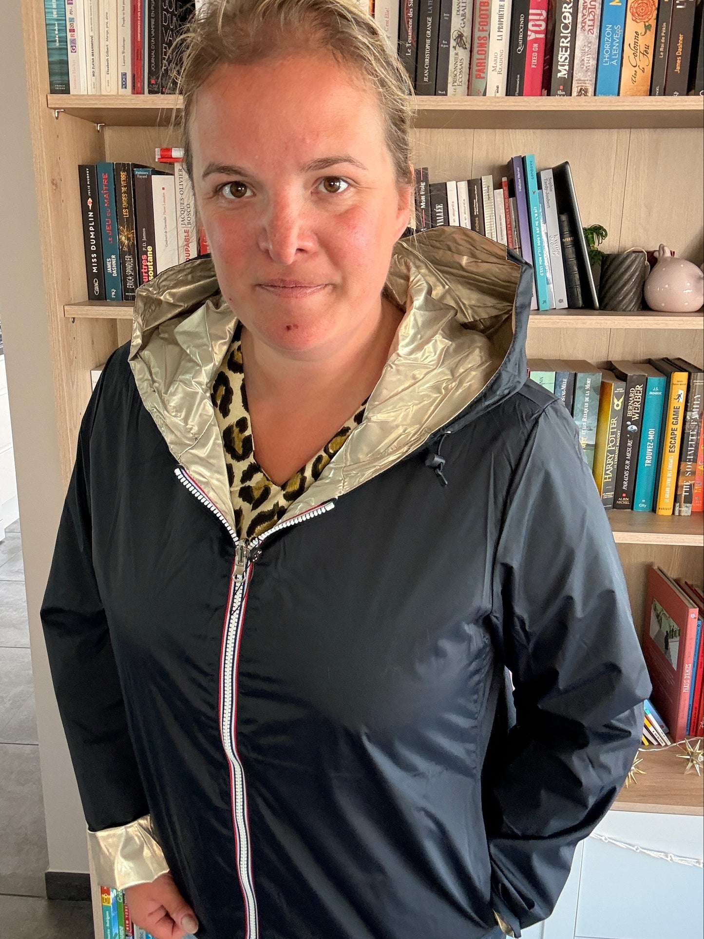 Imperméable réversible Laura Jo bleu marine et doré fermé – vue de face grande taille