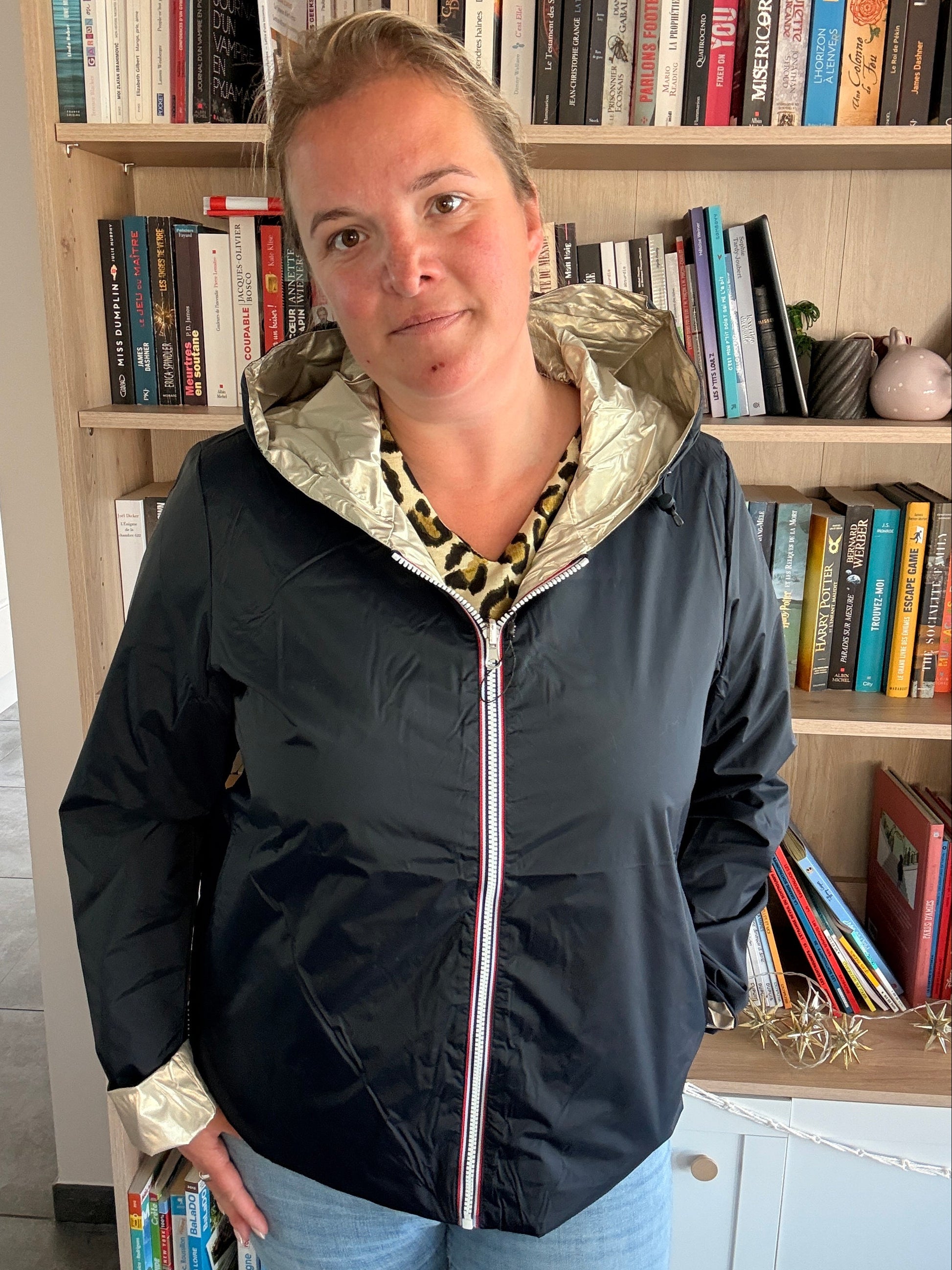 Manteau imperméable réversible Laura Jo bleu marine/doré – zip tricolore grande taille femme