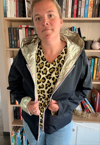 Imperméable réversible court Laura Jo bleu marine/doré porté souriant – grande taille mi-saison