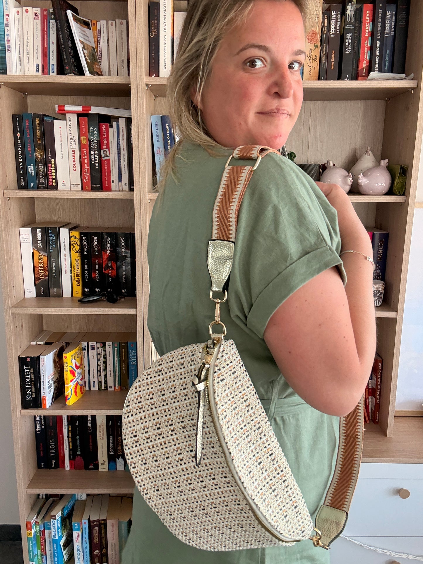 Sac Banane Tissu Motif Bohème – Noir, Beige & Camel porté en bandoulière sur fond bibliothèque, avec finition chic et poignée crochet.