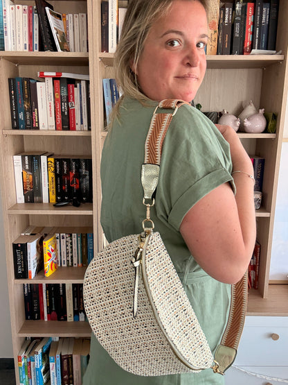 Sac Banane Tissu Motif Bohème – Noir, Beige & Camel porté en bandoulière sur fond bibliothèque, avec finition chic et poignée crochet.