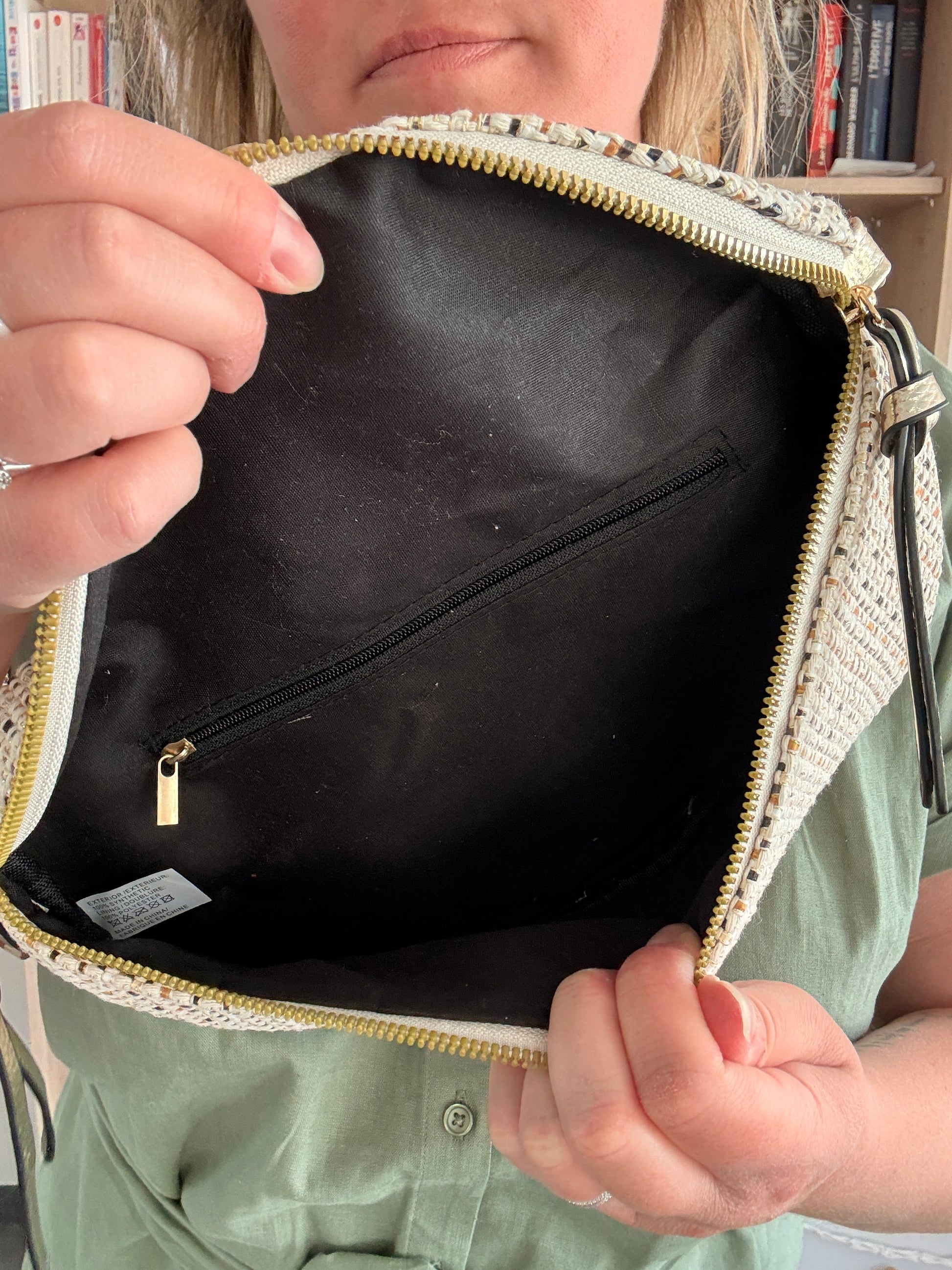 Sac Banane Tissu Motif Bohème – Noir, Beige & Camel : intérieur noir avec pochette zippée dorée visible.