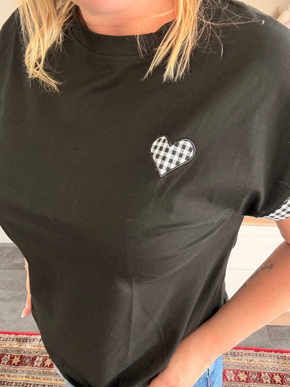 T-shirt femme noir oversize avec petit cœur en vichy noir et blanc sur la poitrine, détails vichy sur les manches.