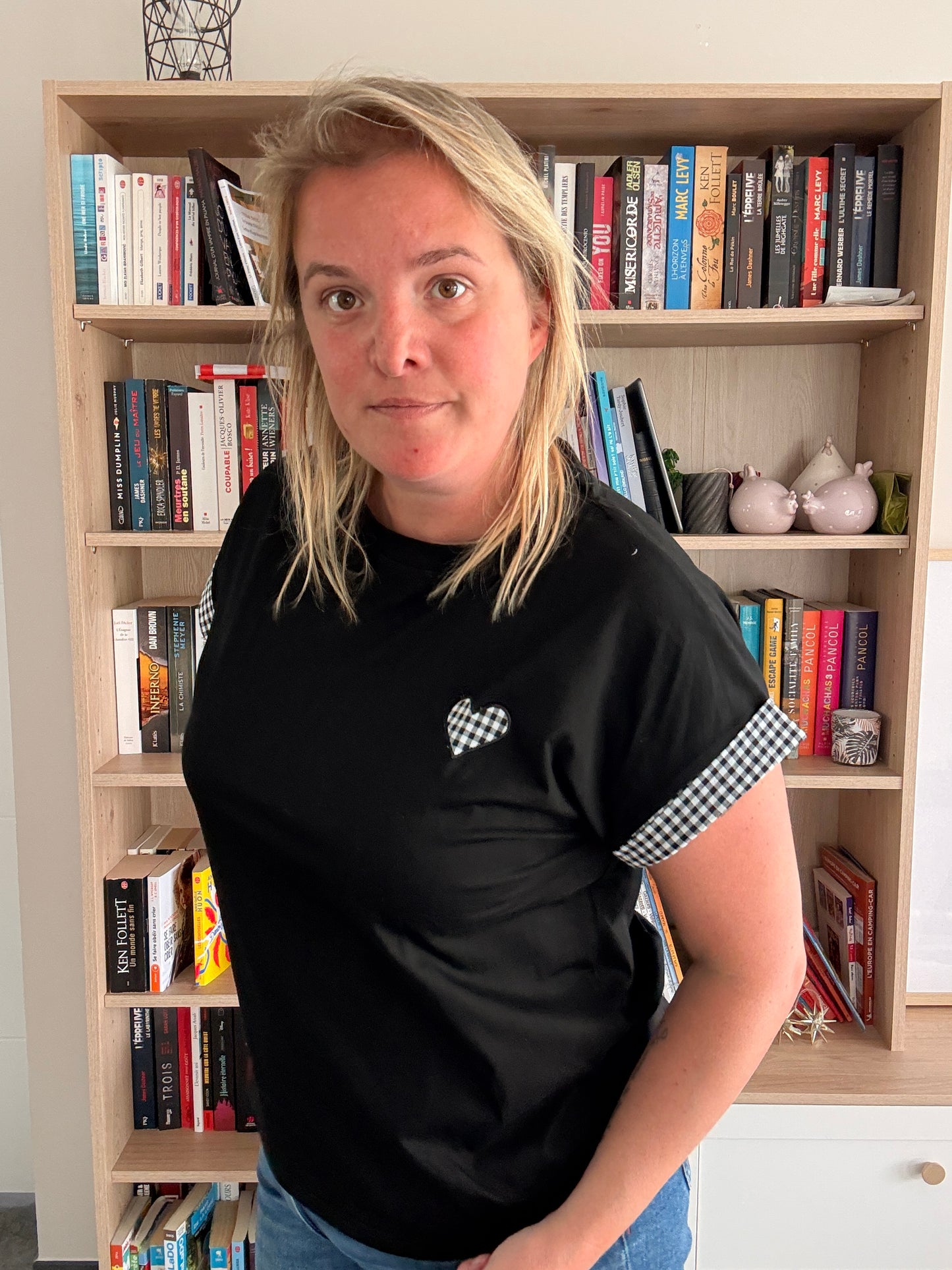 T-shirt femme noir coupe oversize avec détails vichy noir et blanc sur les manches et petit cœur vichy sur la poitrine.
