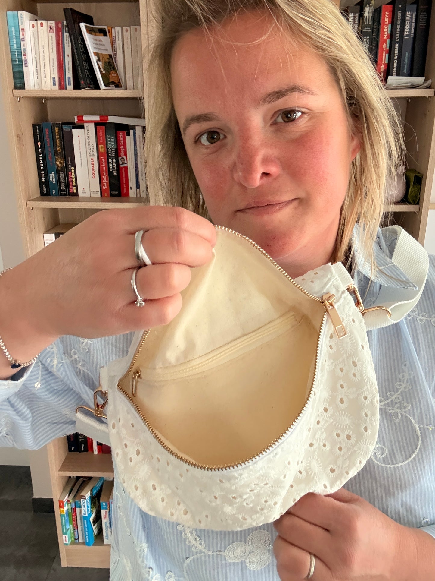 Sac banane femme en broderie anglaise crème, montré ouverte pour révéler le compartiment intérieur. Style romantique et bohème.