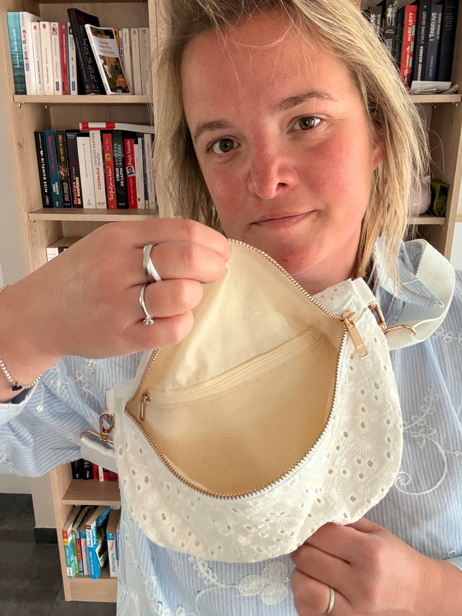 Sac banane femme en broderie anglaise crème, montré ouverte pour révéler le compartiment intérieur. Style romantique et bohème.