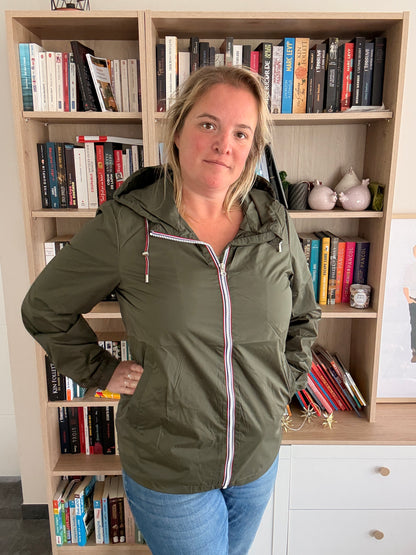 Imperméable Mi-Long Femme Kaki – Veste Déperlante Laura Jo | Le Petit Placard