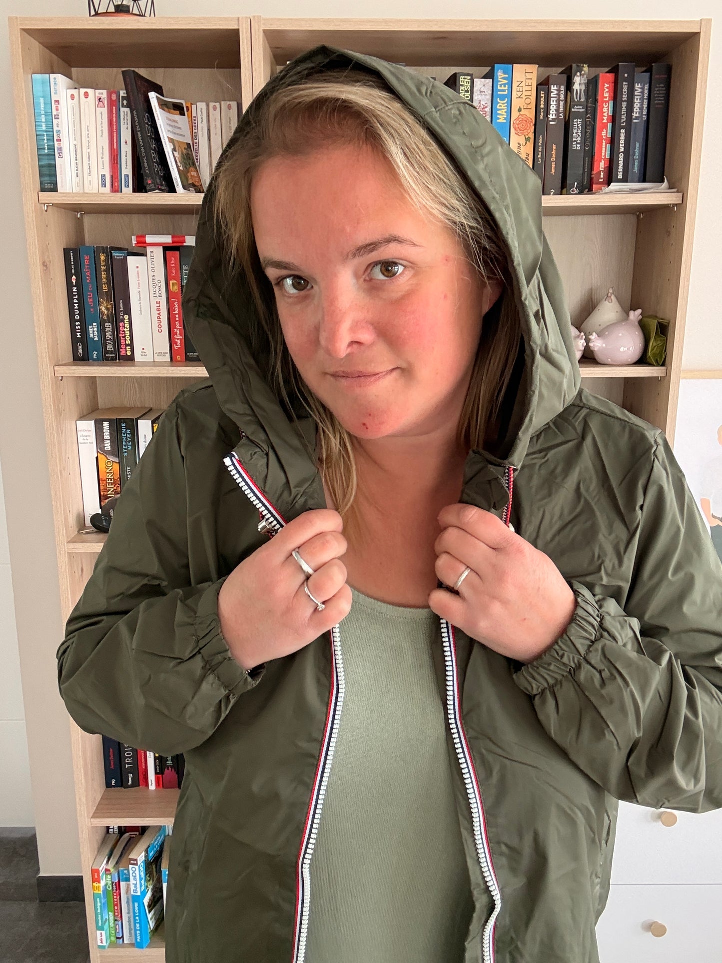 Imperméable Mi-Long Femme Kaki – Veste Déperlante Laura Jo | Le Petit Placard