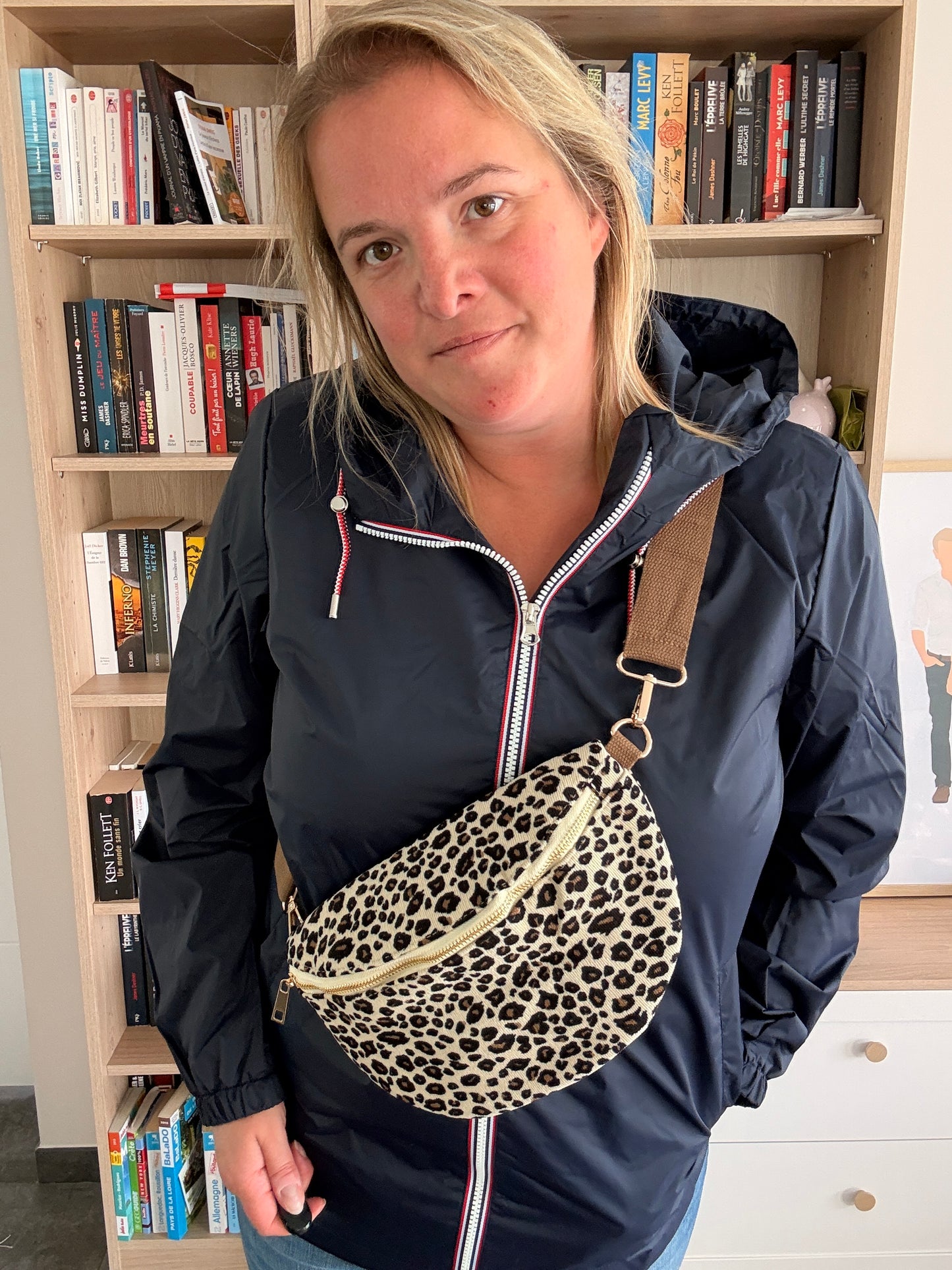 Sac banane Velours côtelé imprimé léopard beige et noir porté en diagonale sur l’épaule, avec fermeture zippée et sangle en cuir.