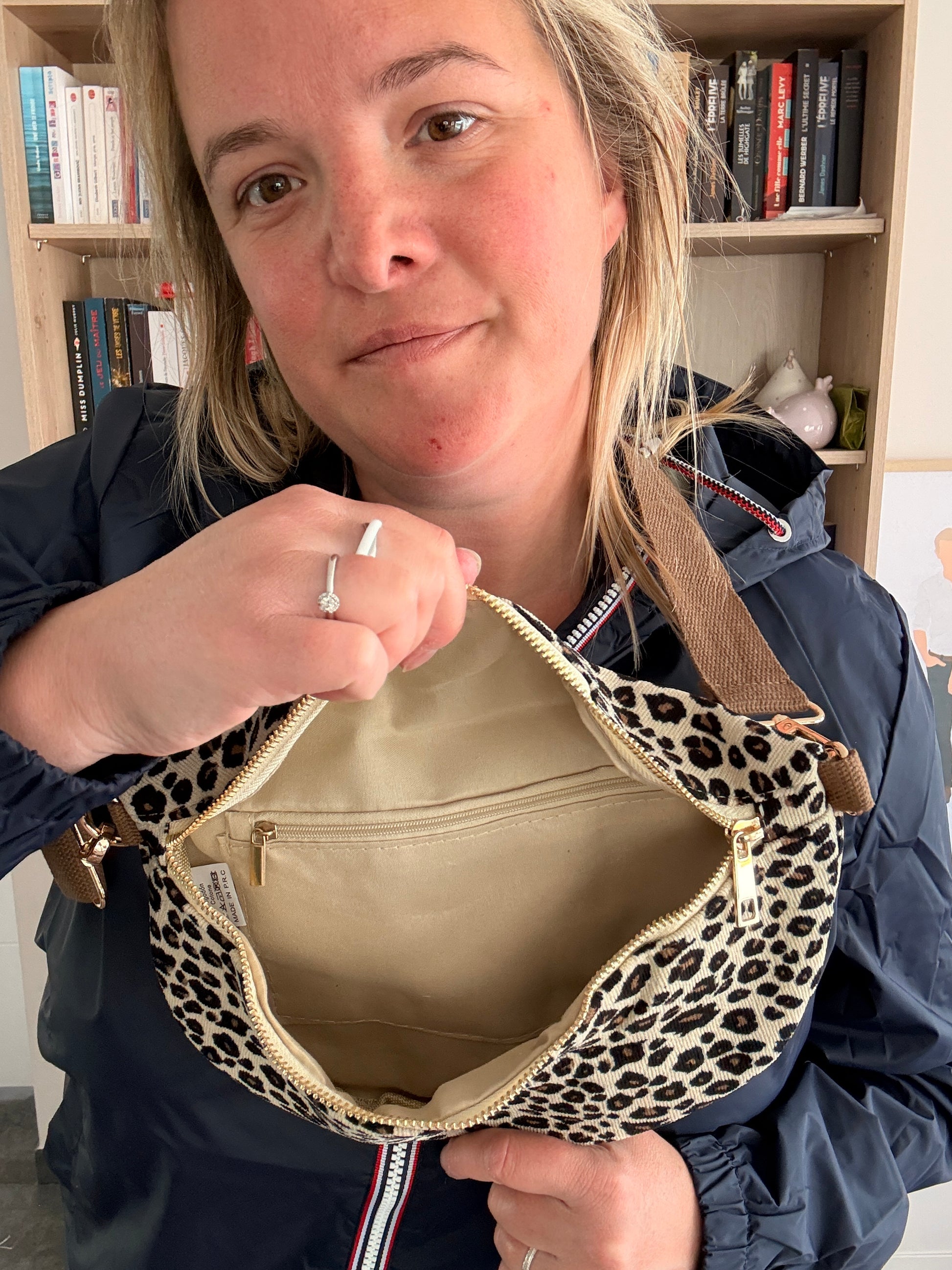 Sac banane velours côtelé imprimé léopard beige/noir/doré, zippée, ouverte pour révéler intérieur beige et compartiments.