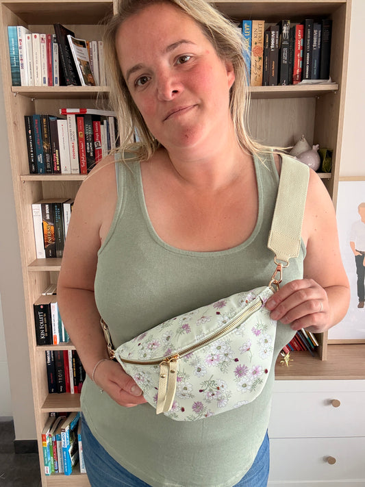 Sac Banane Fleuri Crème – Motif Floral Vert & Rose | Le Petit Placard