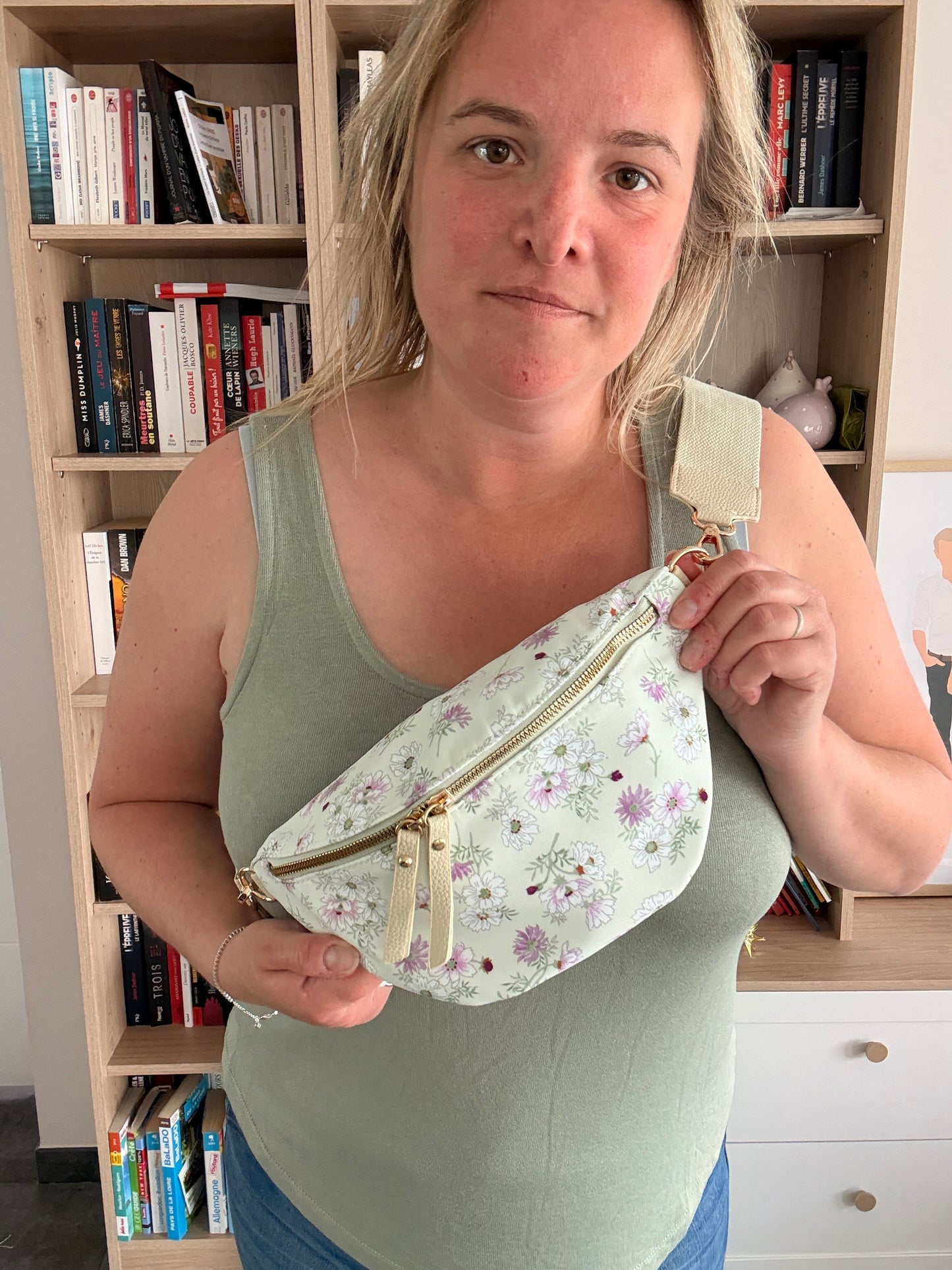 Sac Banane Fleuri Crème – Motif Floral Vert & Rose | Le Petit Placard