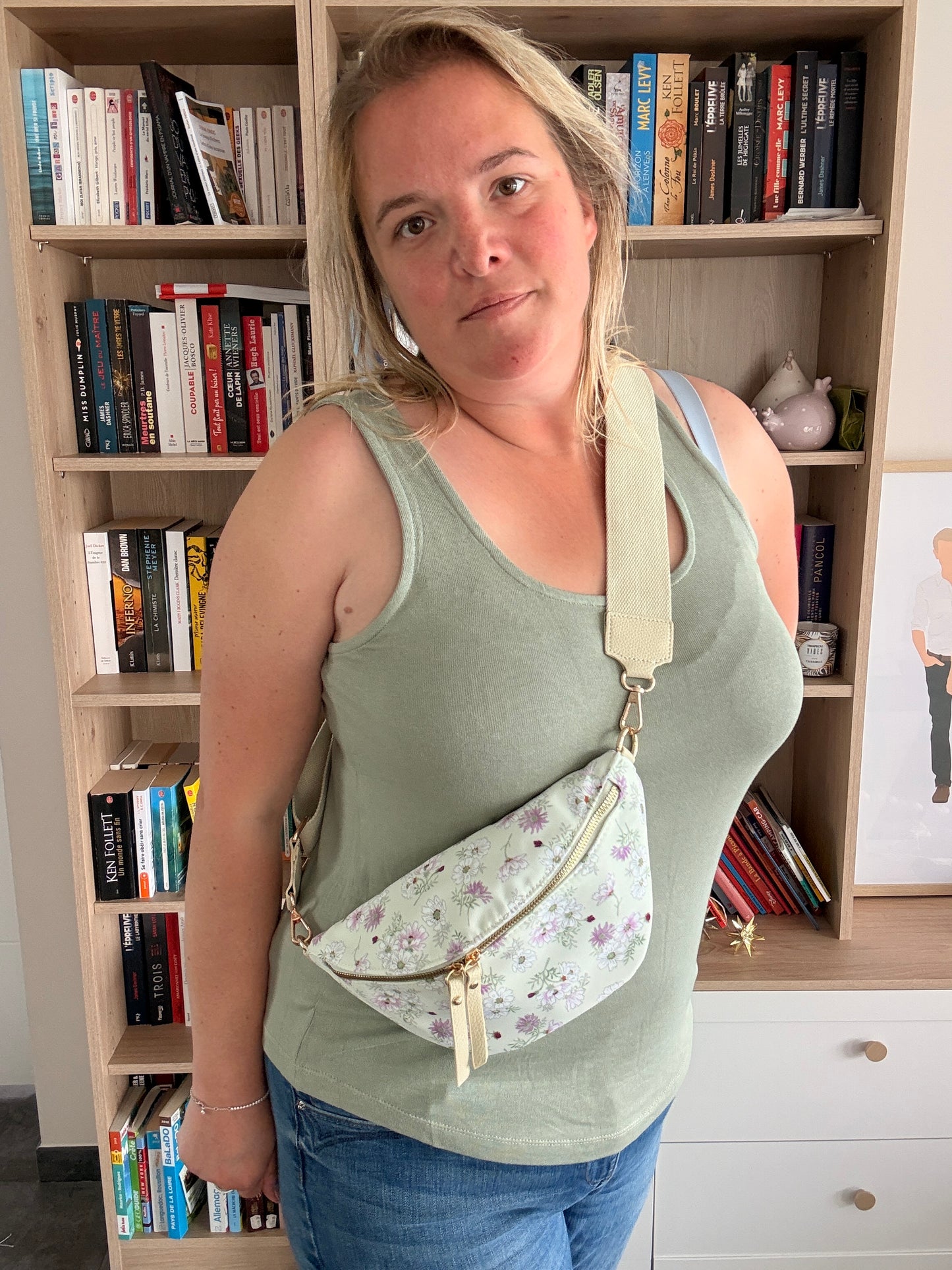 Sac Banane Fleuri Crème – Motif Floral Vert & Rose | Le Petit Placard