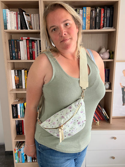 Sac Banane Fleuri Crème – Motif Floral Vert & Rose | Le Petit Placard